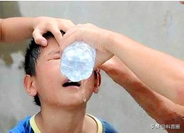 干燥剂爆炸小孩眼睛咋处理,干燥剂遇水爆炸导致小孩眼球溶解