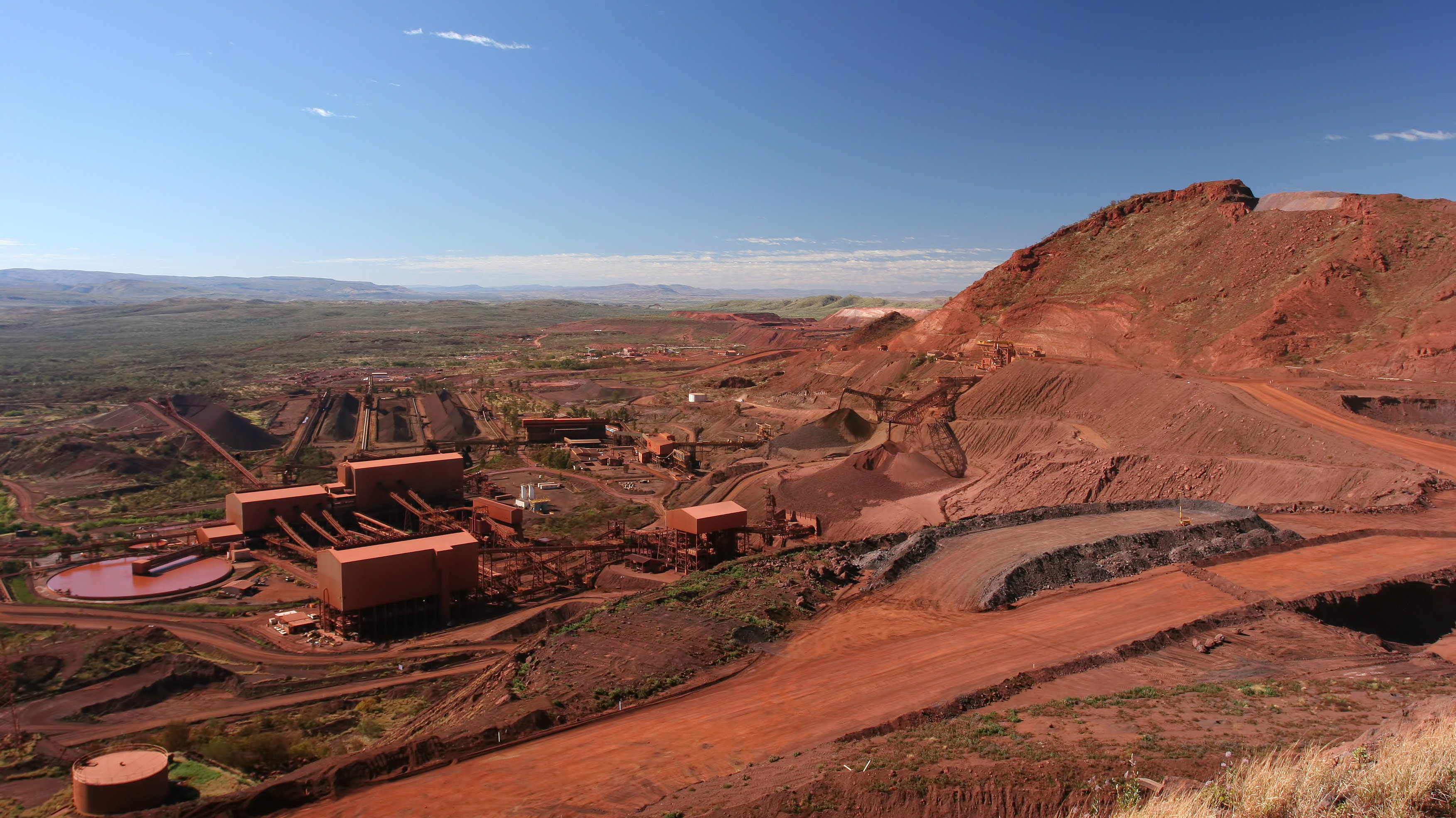 深陷“煤炭荒”，英国还对中国钢铁加税，经济增长或陷入困境