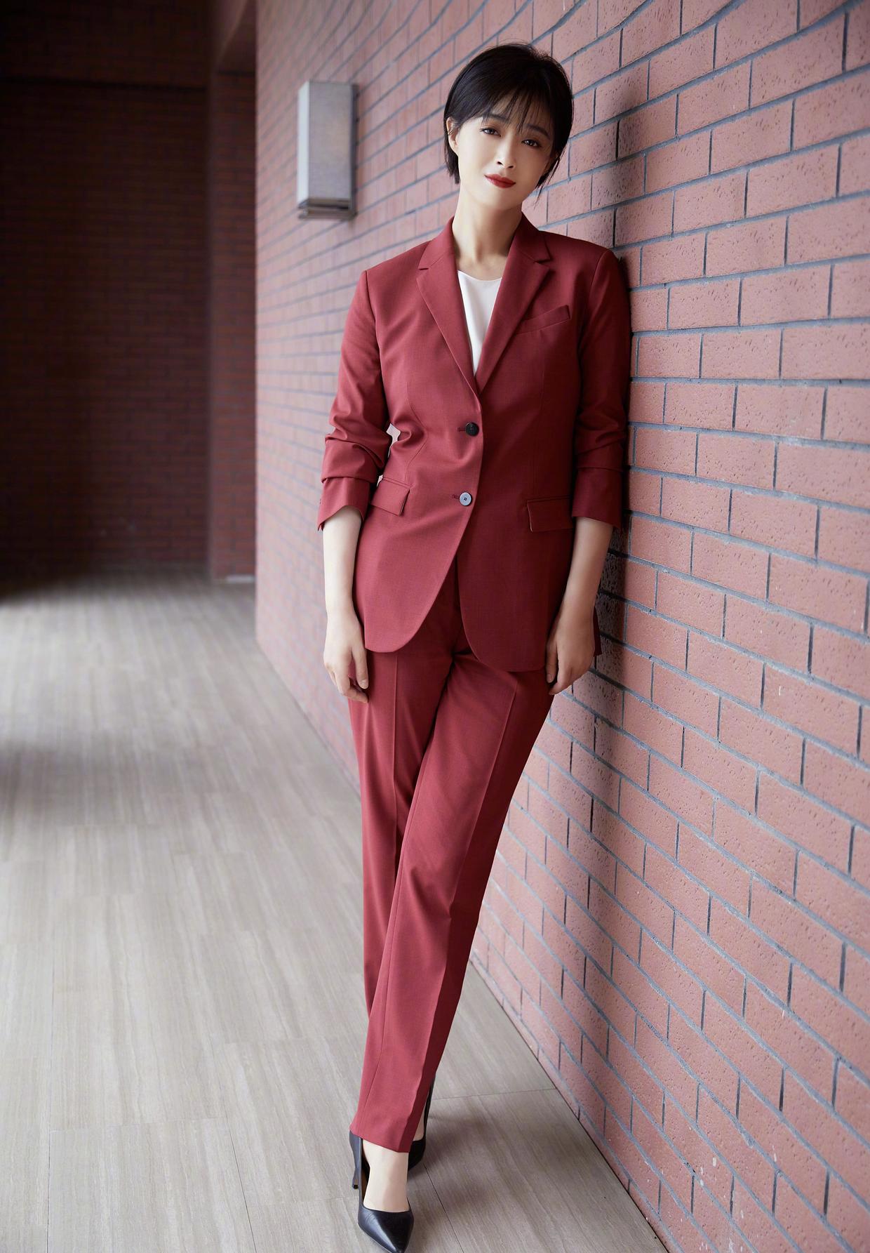 蒋欣白色西装短发造型,蒋欣身穿衬衣搭配中长发