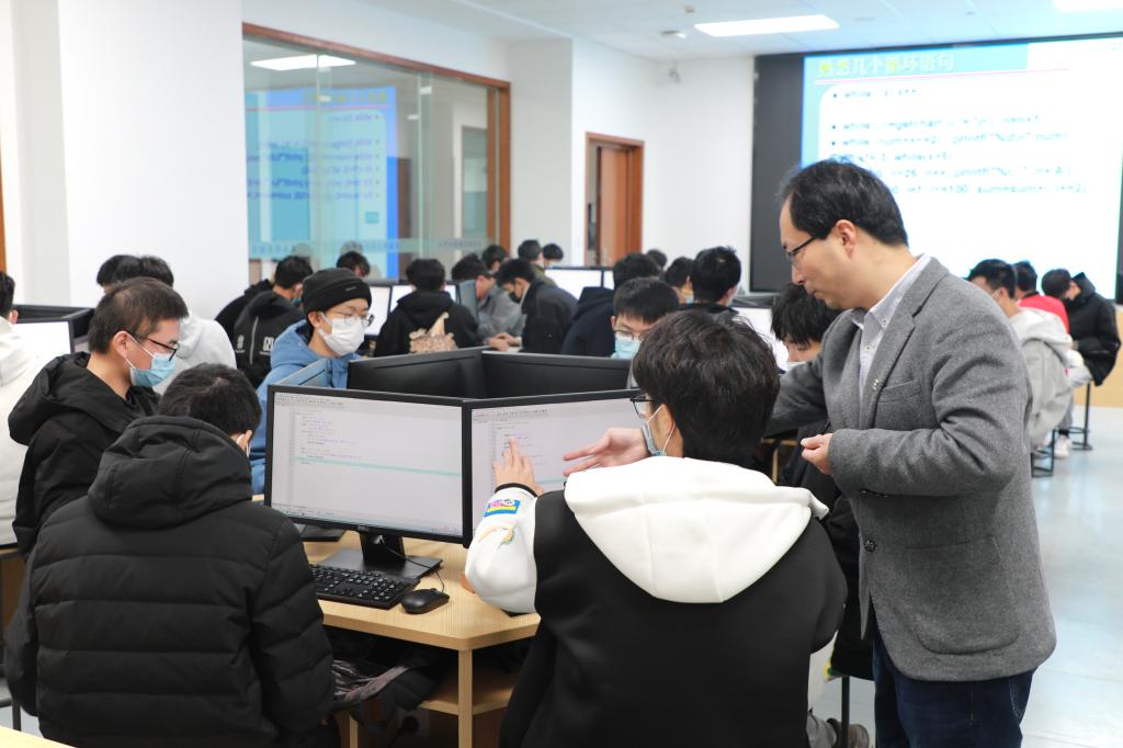 他让理工科的课堂变得魅力无比，超90%的学生评价到：非常好