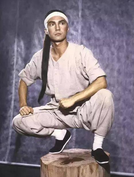 他是“最美东方男子”,曾受伤找裁缝缝8针,被挚爱拒绝孤独一生