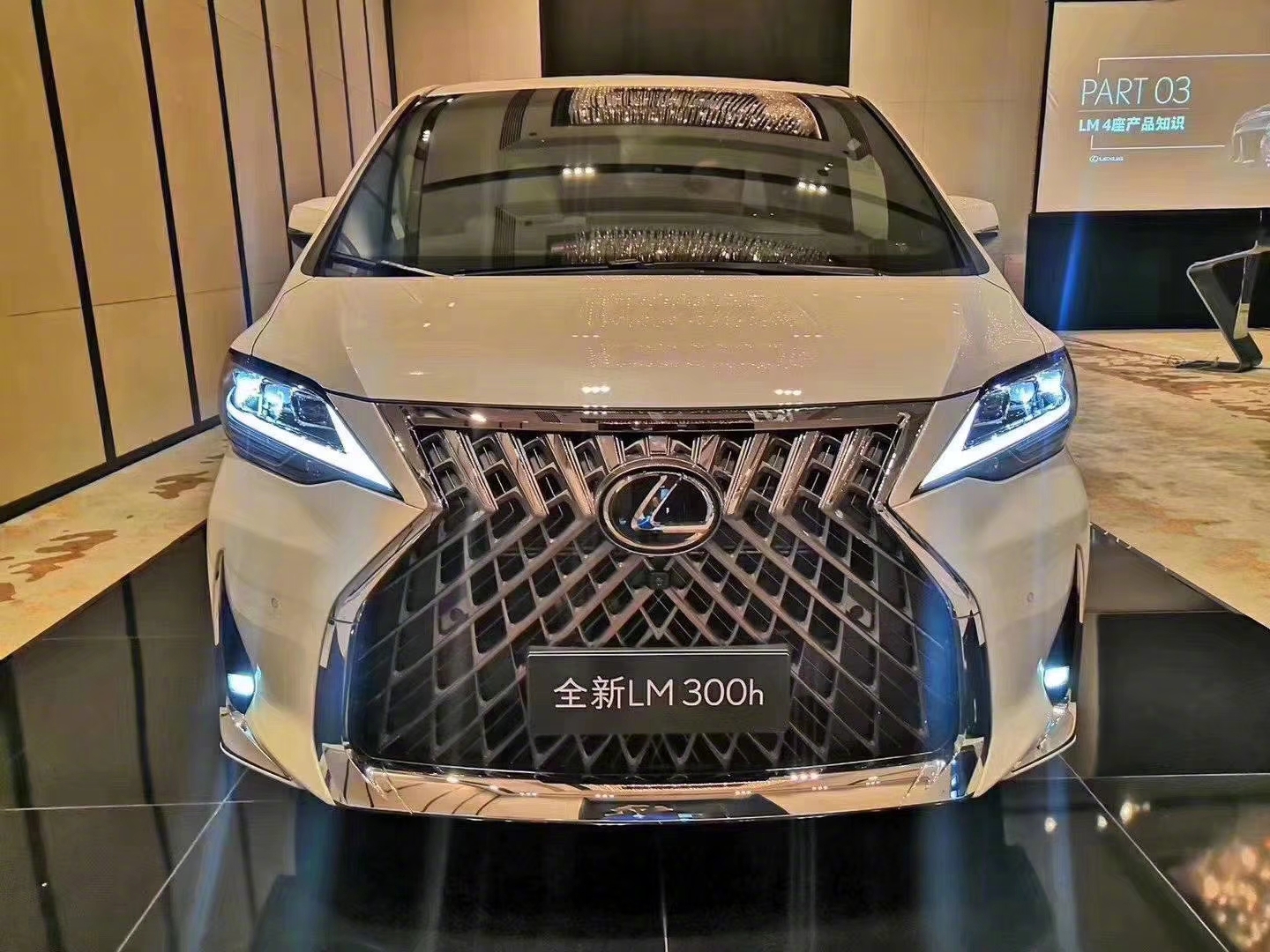 雷克萨斯lm300h试驾七座落地价,雷克萨斯lm300h对比埃尔法
