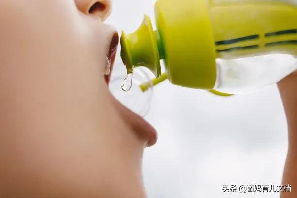 儿童水杯怎么选比较好,儿童水杯材质哪种最安全