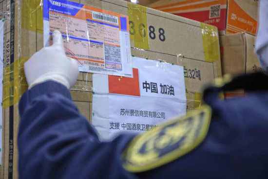7499个邮包滞留韩国机场上海海关特办助力闯关