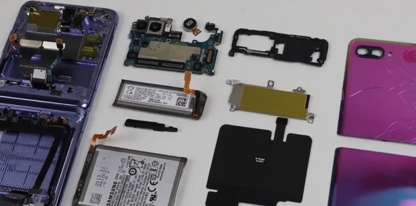 光是运费就用了一千三，国外达人自己修三星ZFlip花了五千