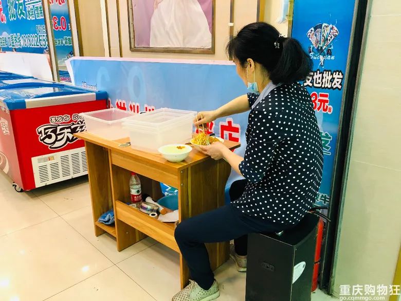 打工一天！揭秘全重庆同个套路的“江苏炒货”如何秒变雪糕批发