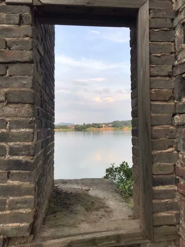 黄阳堡，那斑驳的旧墙，破败的老屋，似乎在坚守那千年不变的传承