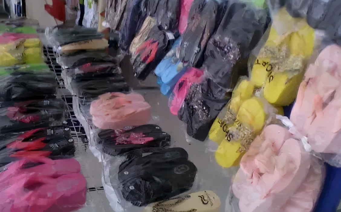 网红洞洞拖鞋简约踩屎感,踩屎感网红拖鞋厚5cm夏季