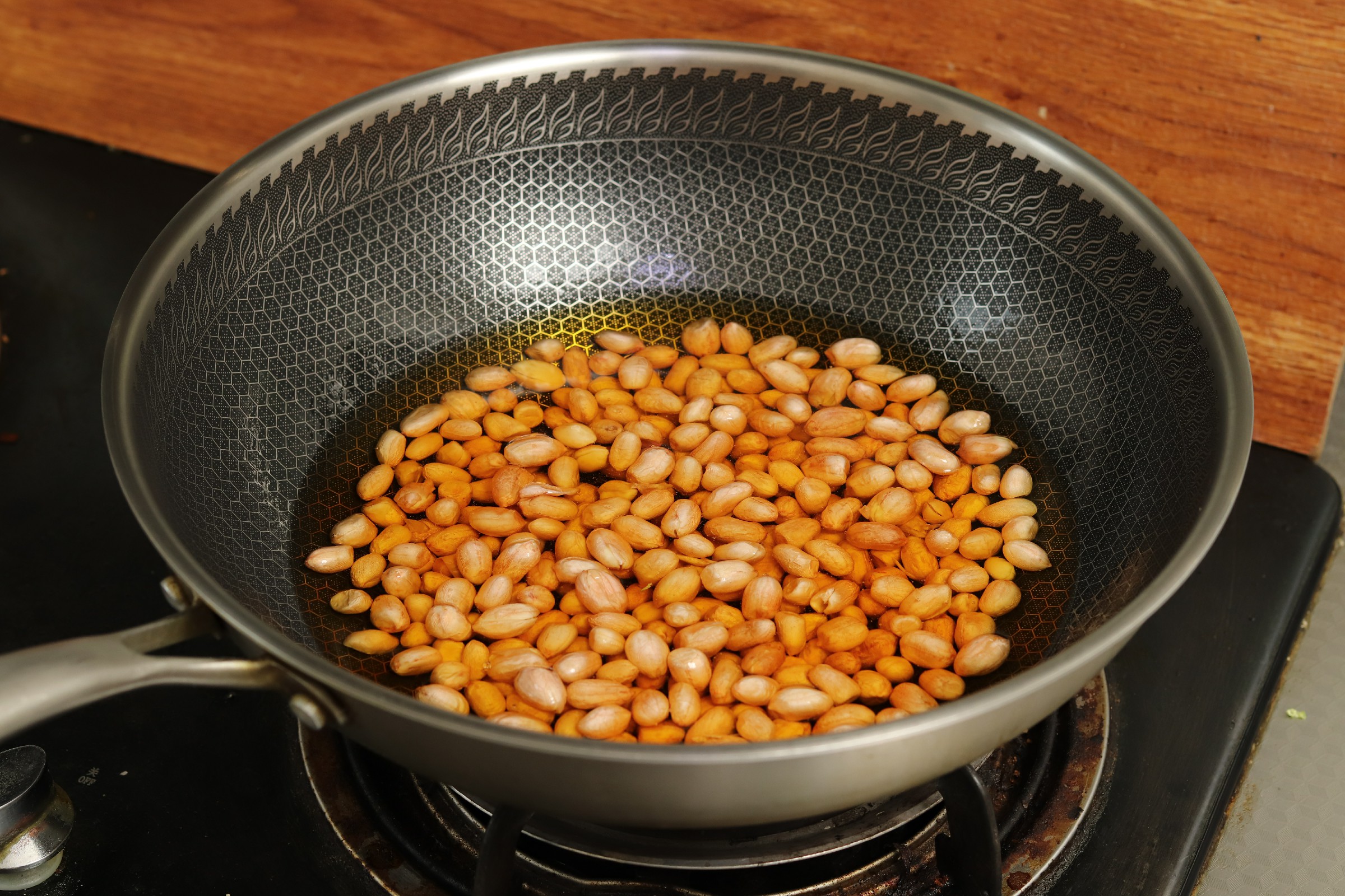 花生米怎么炸又酥又脆加白酒,炸花生米的正确做法放白酒