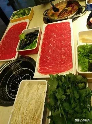 小火锅锅底有六种口味满足你,一桌小火锅