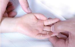 宝宝打嗝按哪个穴位止嗝,新生儿打嗝的推拿穴位