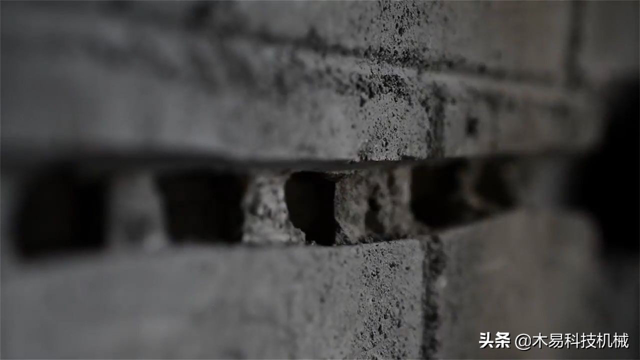 大叔研发“开槽神器”，每分钟8000转，90度角都能一次切完