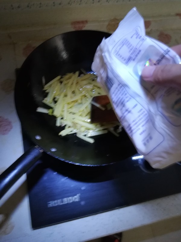 为什么炒土豆丝总粘锅而且还不脆,炒土豆丝怎么不粘锅窍门