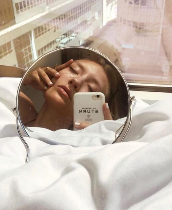 脸上有个光滑不痛不痒的小疙瘩,脸上皮肤粗糙长疙瘩是怎么回事