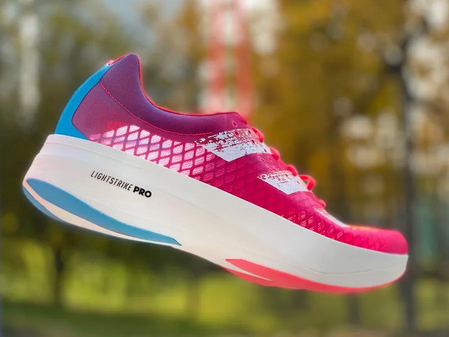 阿迪达斯碳板跑鞋adizerox2,adidasadizeropro有没有碳板