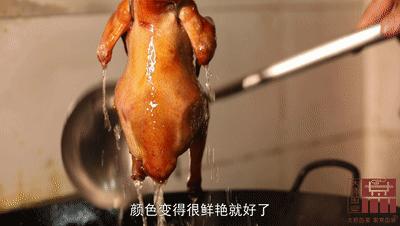 给你们推荐这道嘎滋脆的脆皮烧鸡！看视频口水就已经不受控制了