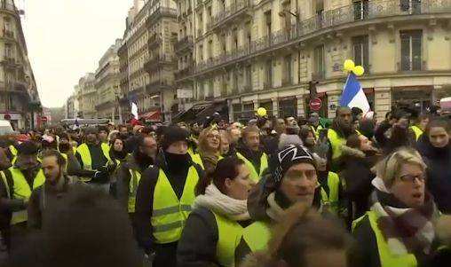 加拿大“黄马甲”蔓延到10个城市!特鲁多甘当美国马前卒,致经济受重创是主因!颜色革命在西方兴起?