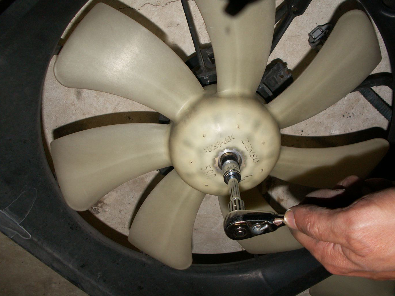 轿车散热风扇不转导致开锅,汽车散热器开锅怎么解决