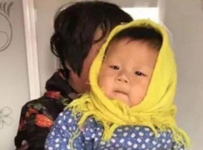 奶奶带孙子逛街，俩人头饰太“抢眼”，网友：笑喷了，我家有同款