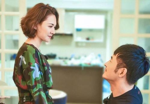 程莉莎说郭晓冬穿军装,郭晓冬老婆程莉莎衣服