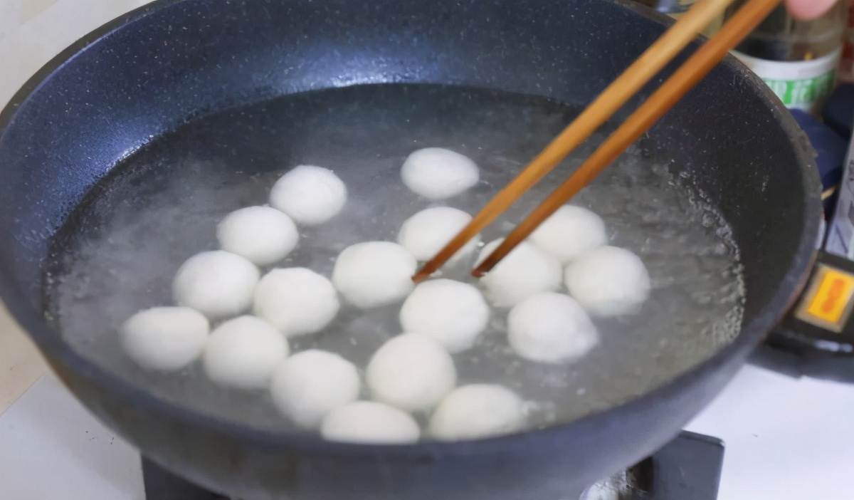 煮汤圆时切记不要直接下锅,煮汤圆要不要盖锅盖