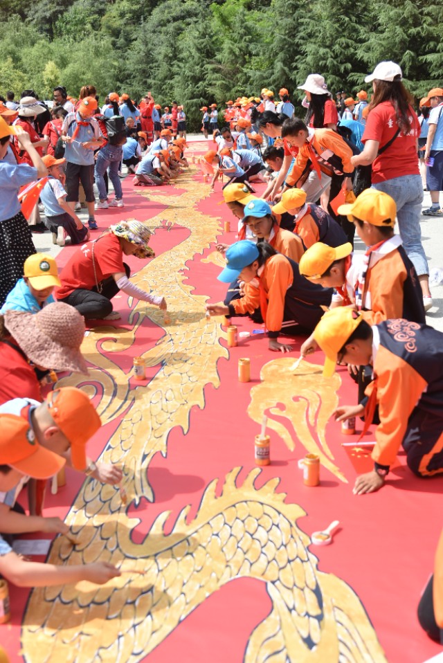610名可爱的孩子在少华山共绘70米中华龙、千人高歌中国梦!