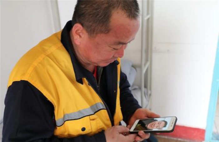 新春走基层风雪中的温暖守护,新春走基层坚守冰雪保供电