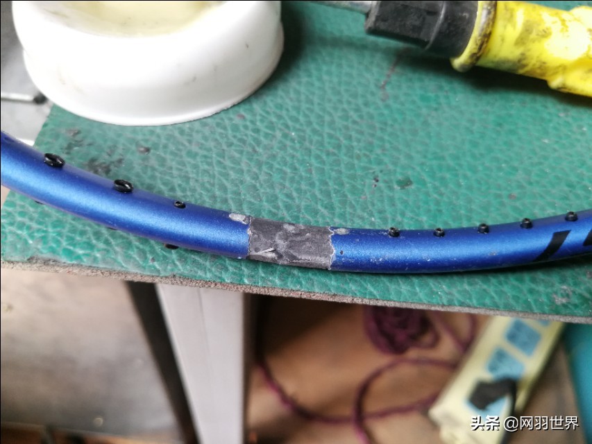 羽毛球拍线断了怎么修教程视频,碳纤维羽毛球拍断了有必要修复