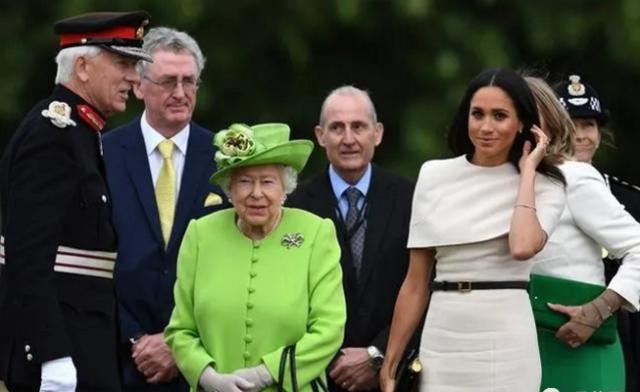 梅根出席王室活动不自信,梅根退出王室后首次见到女王