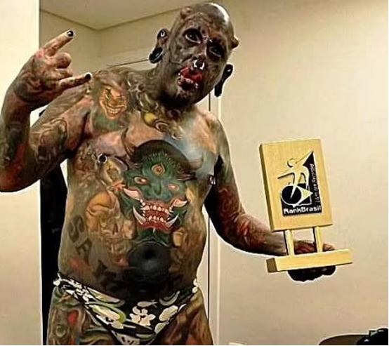 巴帅小伙为变兽人割掉耳鼻纹蓝全身，整容前照片看的网友扼腕叹息