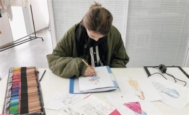 巨婴女孩16岁还要喂饭,24岁女巨婴因生活费与父母大吵