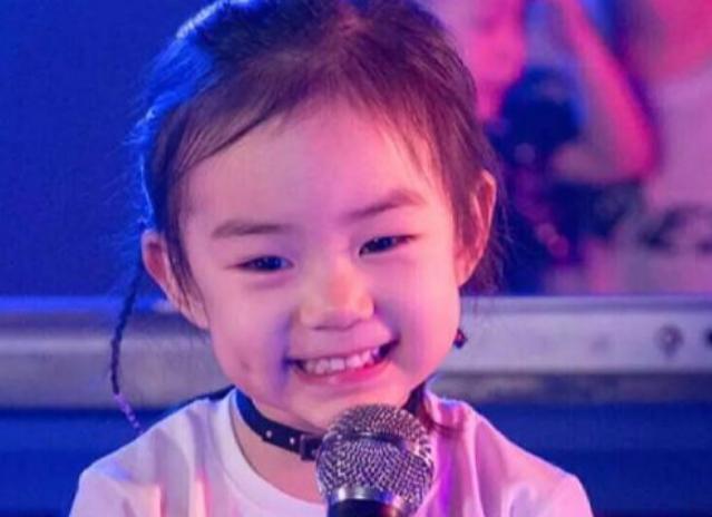 父母都没酒窝孩子有酒窝正常么,父母都没酒窝孩子怎么有