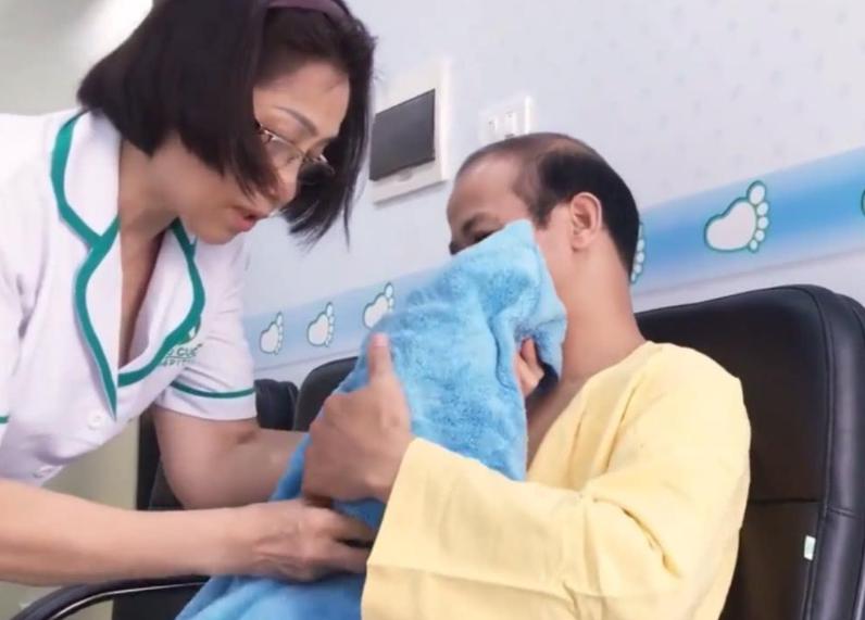 产妇可以自己抱婴儿出院吗,在医院生的孩子出院谁抱合适