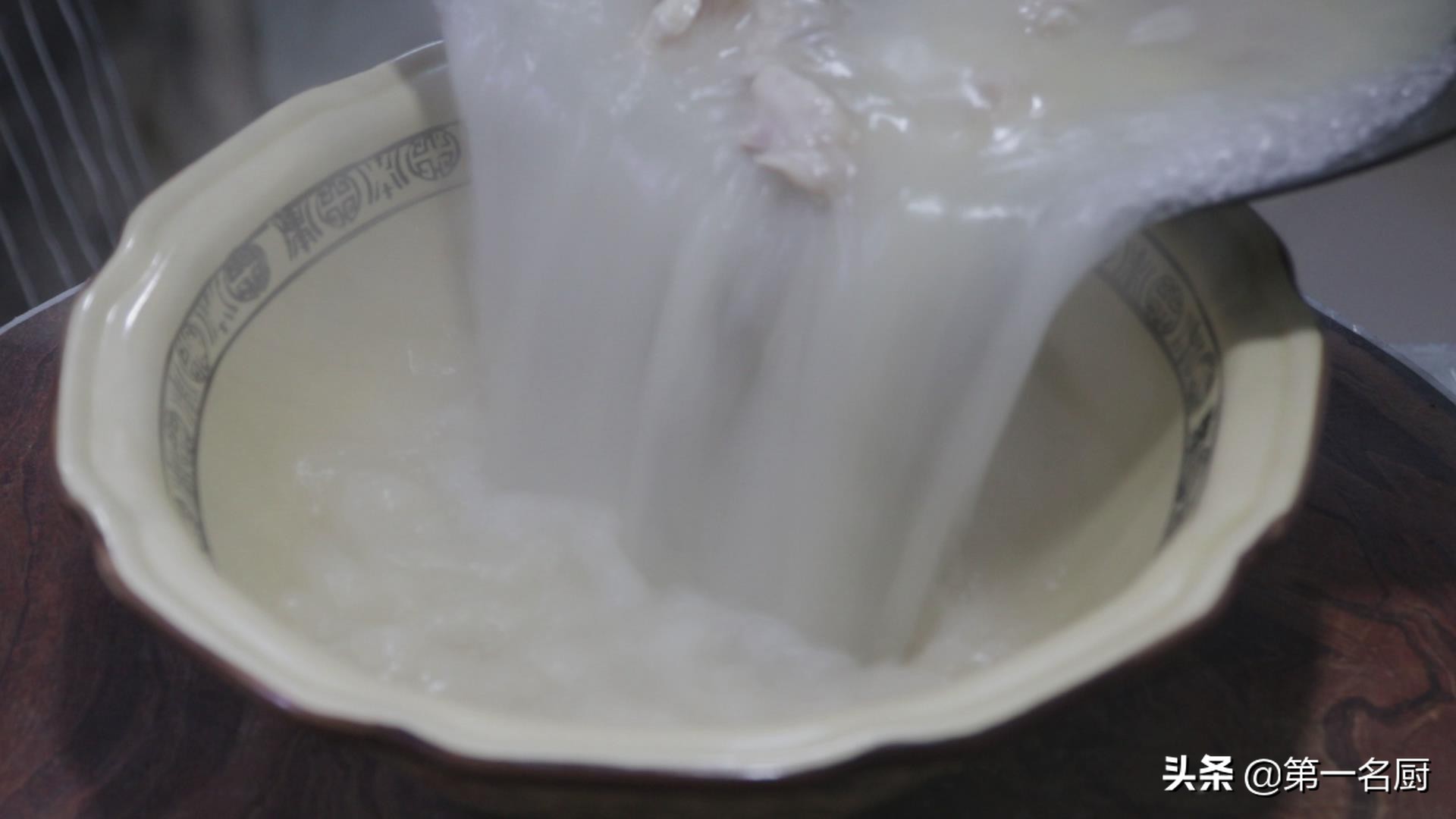 鲤鱼好吃有诀窍，做出来肉质嫩滑，汤鲜味美，一顿多吃两碗饭