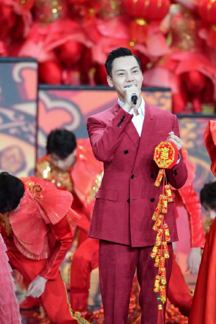 央视春晚刘德华第一次唱什么,刘德华薇娅六亲不认步伐原版