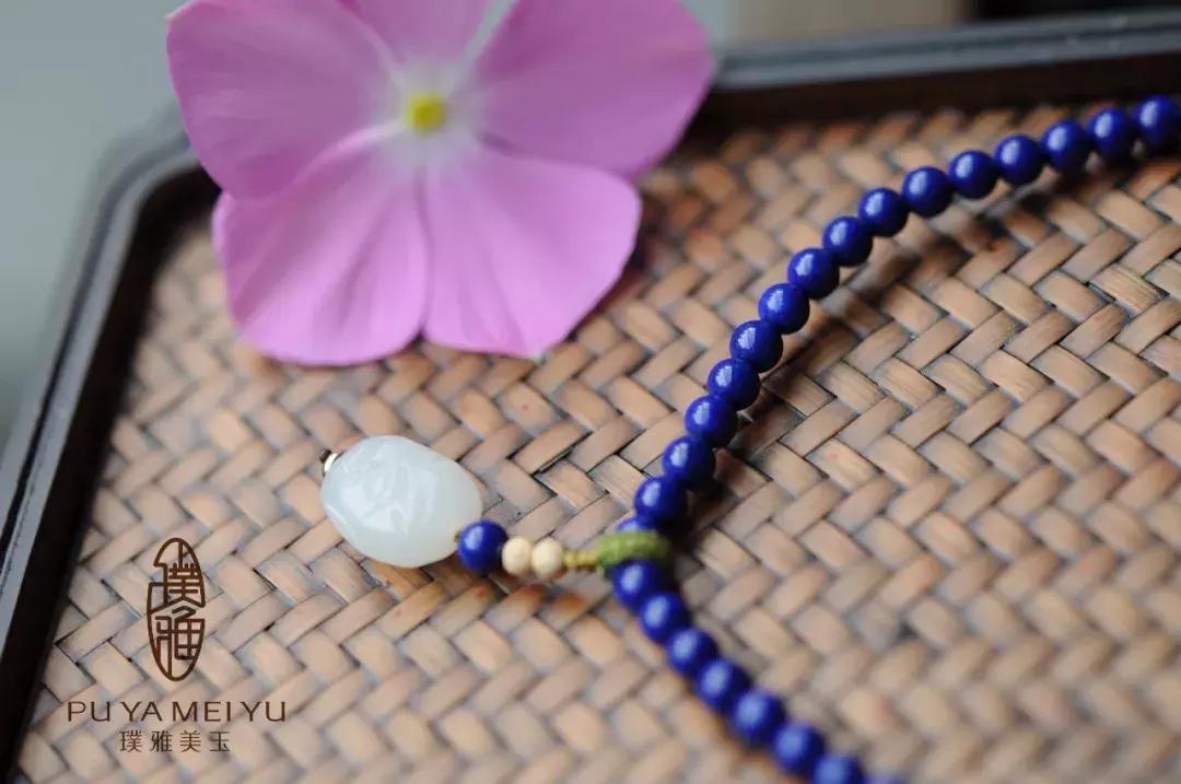 能给圣诞老人换衣服？这个圣诞嘉年华在搞什么名堂？！