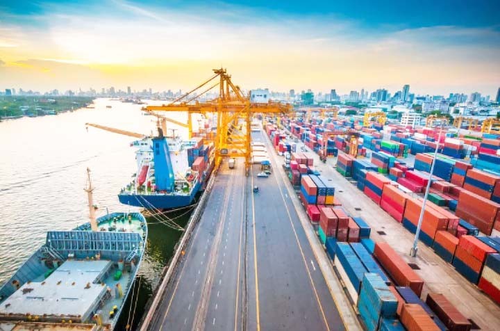 中美2018年海运集装箱费 (美国海运集装箱飞涨的背后原因)