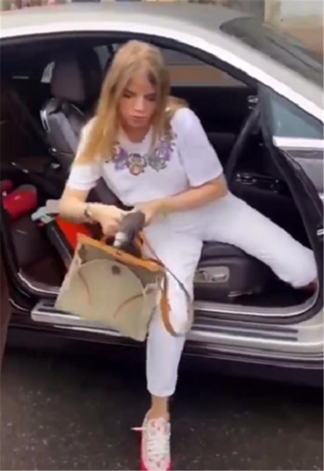 劳斯莱斯车主遇路人,劳斯莱斯车主撑伞