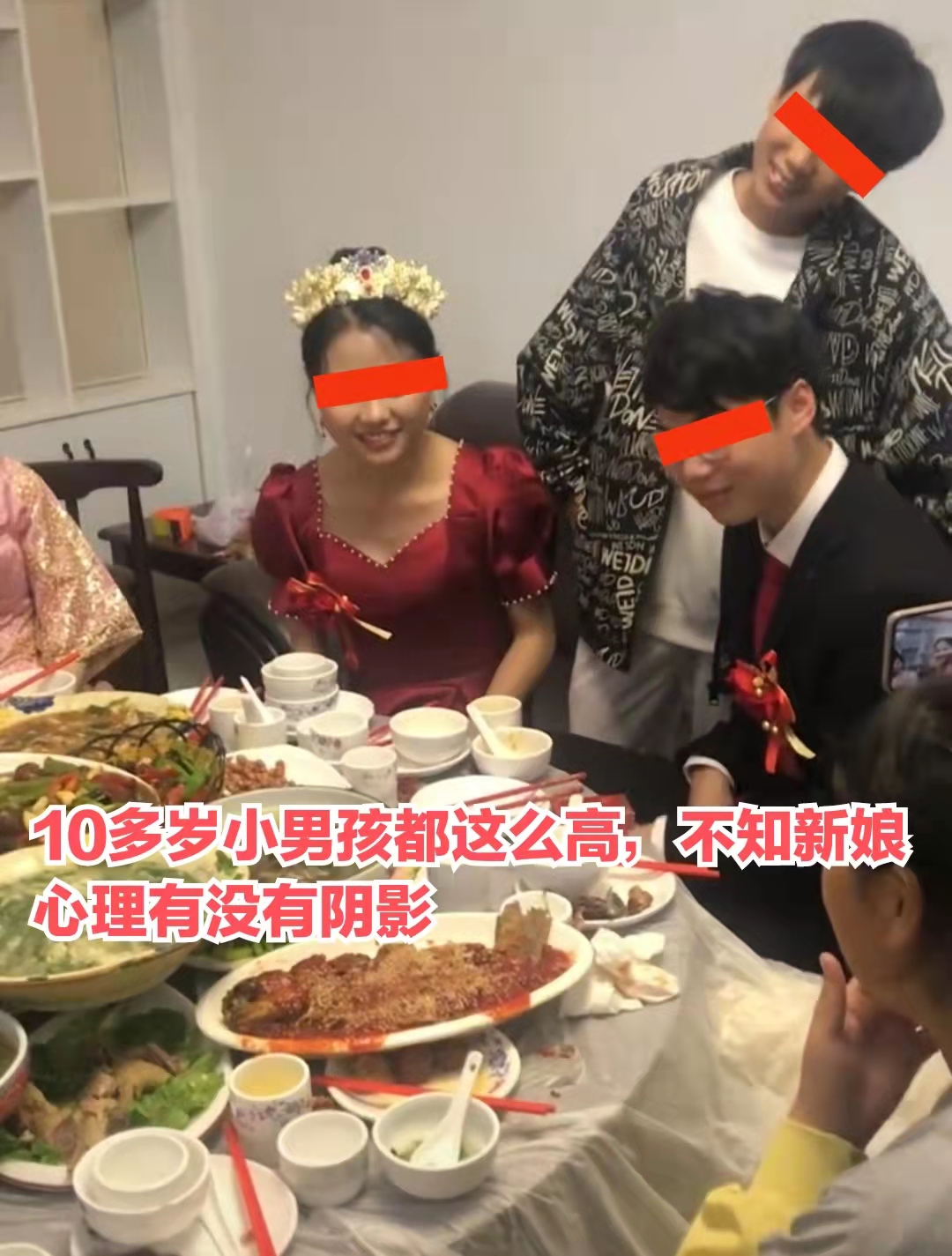 江苏宿迁，男子婚礼堂席，小男孩无奈被恶搞，新娘脸红了