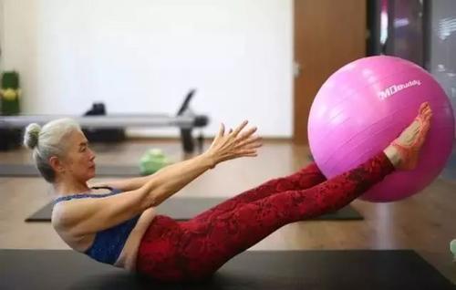 练瑜伽对中老年人有非常大的好处,65岁以上的人还能练养生瑜伽吗