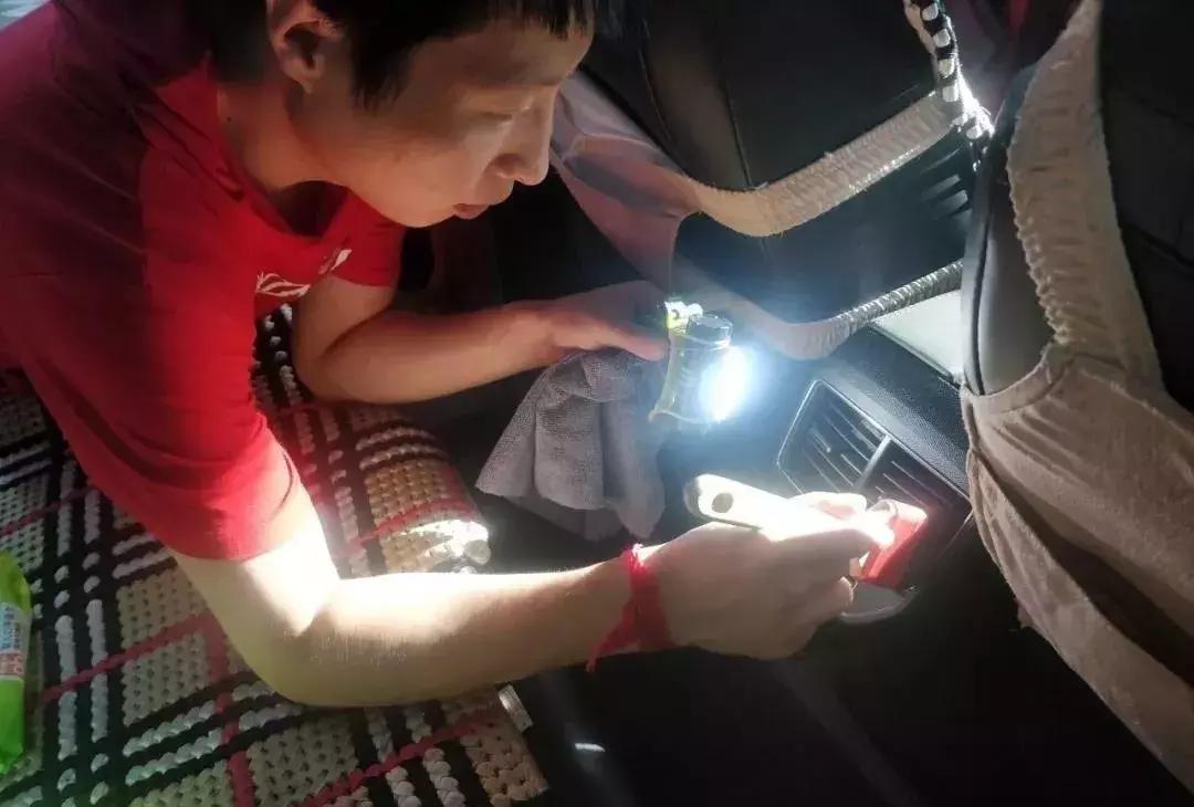 汽车内顶棚脏了，怎么洗才干净？