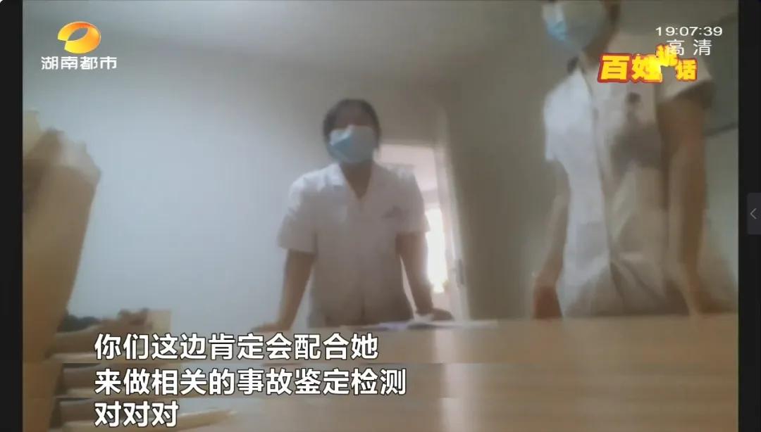 隆鼻后怀孕假体外露,女子怀孕鼻子假体外露