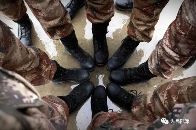 “班长,你这双作战靴都裂口了,还要吗?”