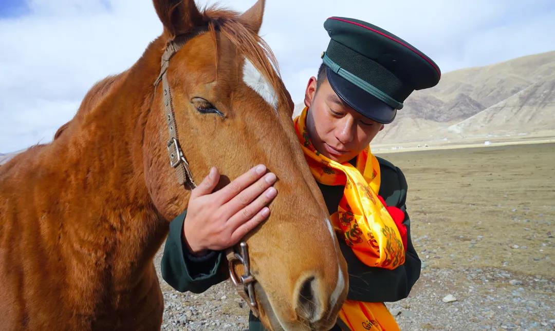 兵哥哥骑马最有霸气,兵哥哥骑马第一视角