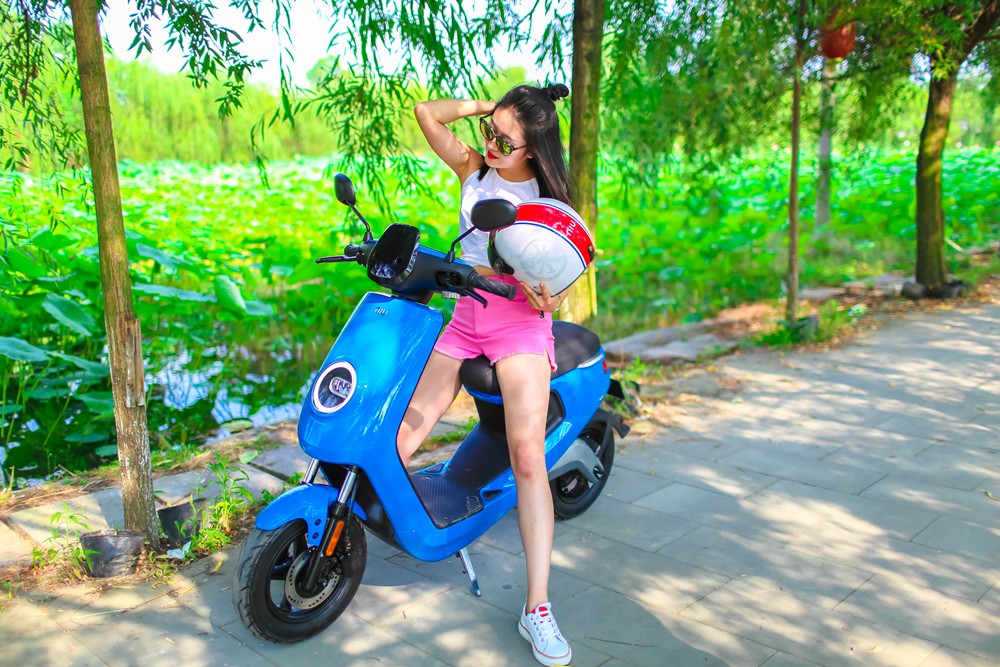 小牛最新电动车测评,小牛军绿色经典款电动车