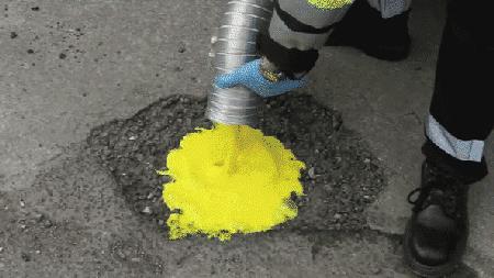 英国发明的道路修补液，绝对是修路神器