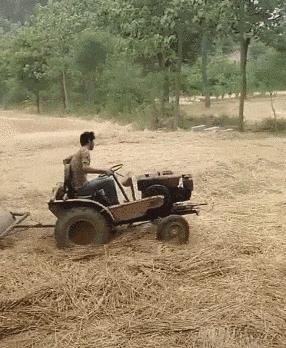 “兄弟睡觉压得胳膊都变色了，要不要叫醒他？”醒来一定很酸爽