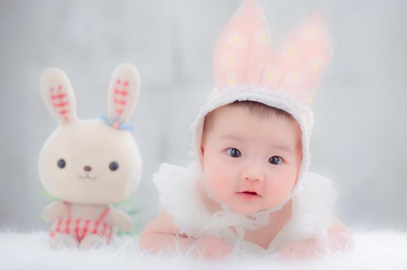 为什么拍满月照宝宝不哭不闹,给宝宝拍满月照如何避免被套路