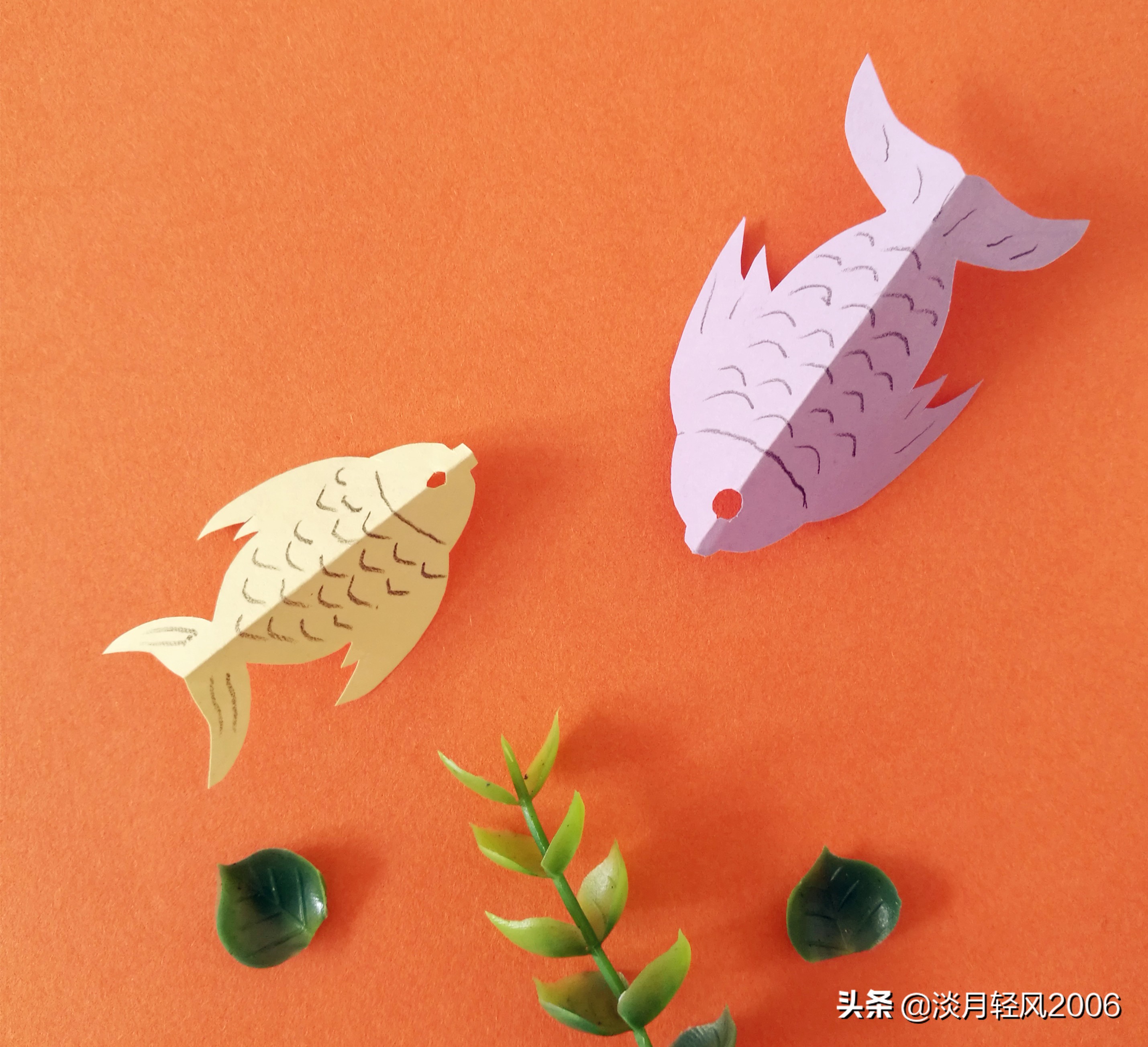 用彩纸制作出一只可爱的小鱼,橡皮泥做的小鱼放彩纸上怎么做