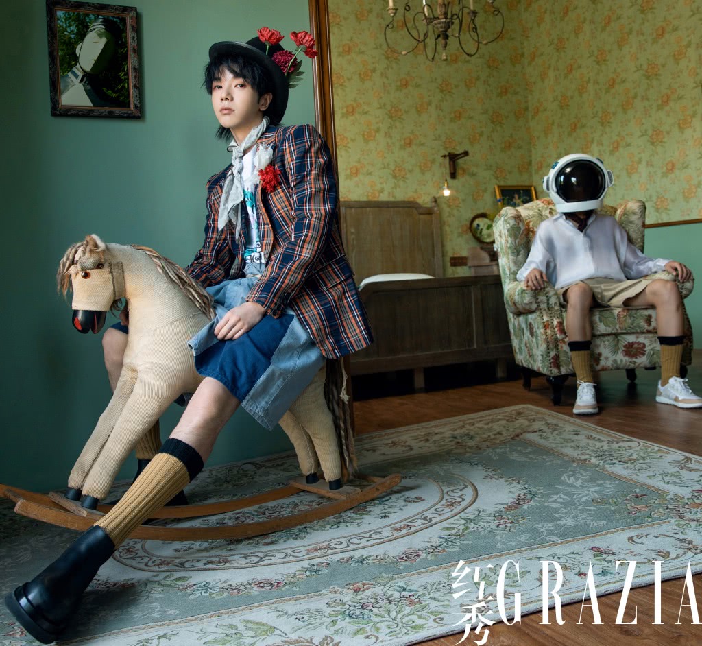 华晨宇cosplay齐木楠雄,华晨宇一袭红装变成羽翼